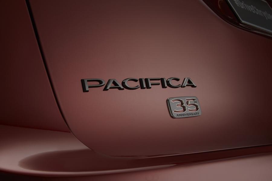 Логотип Chrysler Pacifica Limited 35th Anniversary (RU) 2019 года  (фото 2 из 13)